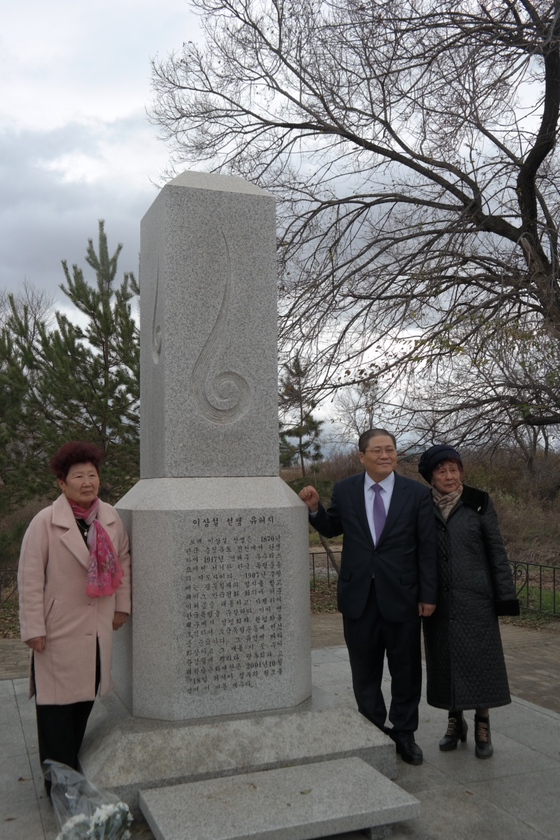 러시아 우수리스크의 수이푼 강가에 세워진 이상설의 유허비. 소강석 목사가 독립운동가 후손들과 함께 이곳을 찾았다. 