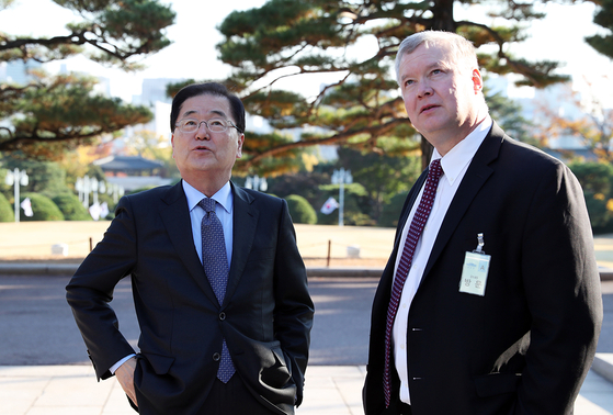 정의용 청와대 국가안보실장과 스티븐 비건 미국 국무부 대북특별대표가 30일 오후 청와대 본관 주변 정원을 산책하며 대화하고 있다.(청와대 제공) 2018.10.30/뉴스1