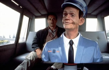 영화 ‘토탈리콜’속 로봇 택시 기사. 목적지를 말하면 스스로 최적의 경로를 찾아간다. [영화 캡처]