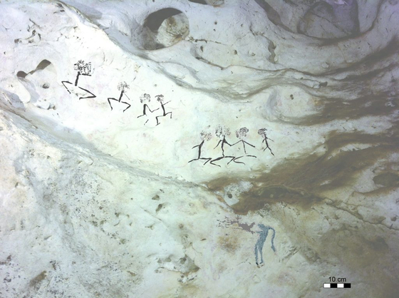 인도네시아 보르네오 섬 일대 동굴에서 발견된 사람 모습의 벽화. 1만3600년 전에 그려진 것으로 추정한다. [사진 Pindi Setiawan]