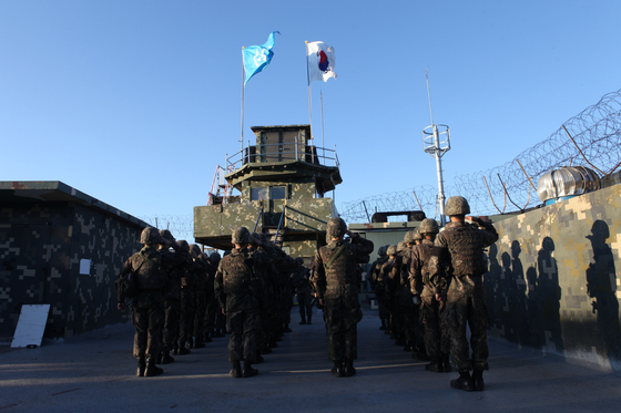 지난 9일 아군 GP 병력이 태극기와 유엔기를 내리며 철수하고 있다.북한군 GP가 지하기지라면, 아군 GP는 성과 같은 개념이다. [국방부 제공]