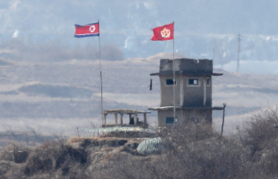 판문점 인근의 한 북한군 초소에 인공기와 북한군 육군 깃발이 나란히 바람에 펄럭이고 있다. [연합뉴스]