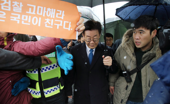 이재명 경기지사가 친형 강제입원과 검사사칭 등 의혹과 관련, 피의자 신분으로 조사를 받기 위해 지난 24일 오전 지지자들의 격려를 받으며 수원지검 성남지청 청사에 들어서고 있다. [연합뉴스]