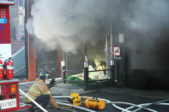 30일 오후 4시14분쯤 경기도 수원시 팔달구 11층짜리 상가건물 지하에서 화재가 발생했다. 소방대원들이 화재를 진압하고 있다. [뉴스1]