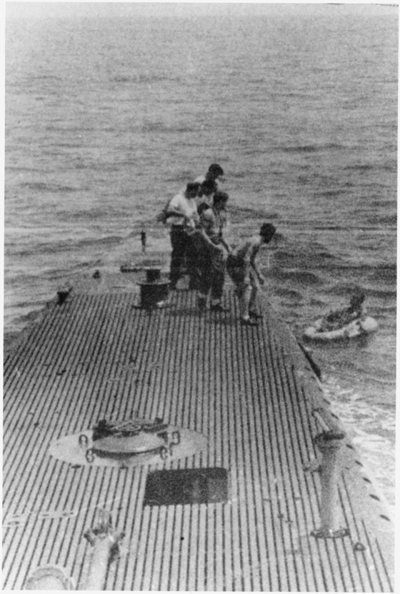 1944년 9월 2일 일본 남쪽 해상에서 추락해 나흘간 해상에 표류하던 미 해군 함재기 조종사 조지 HW 부시가 인근을 지나던 미 해군 잠수함에 의해 구출되는 장면.부시 중위는 당시 부상을 입어 전상자가 받는 퍼플 하트 훈장을 받았다. 11월30일 세상을 떠난 부시는 제2차 세계대전에 참전한 마지막 미국 대통령으로 기록된다. 입대 당시 그는 예일대 입학 허가를 받아놓은 상태였다. [위키피디아] 