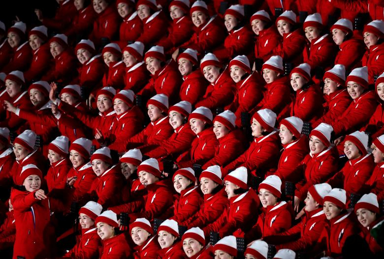 2018 평창 동계 올림픽에 참석한 북한 응원단이 개막식이 시작되기를 기다리고 있다. [로이터=연합뉴스]