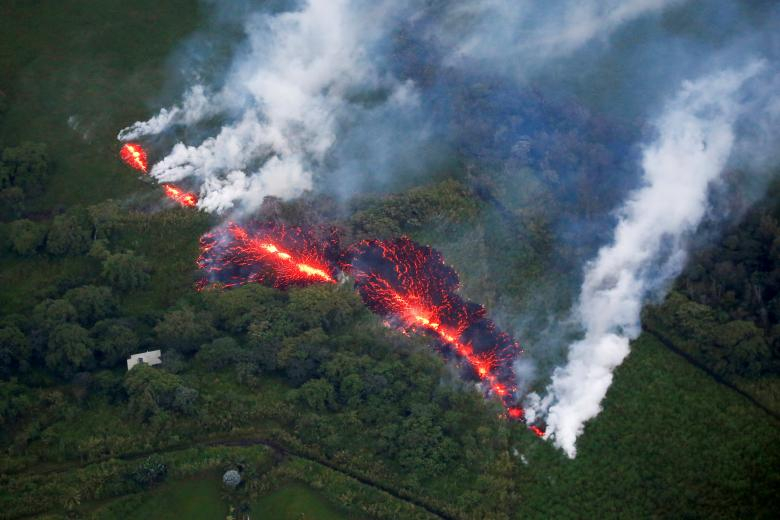 지난 5월 18일 미국 하와이에 있는 킬라우에아 화산의 분화가 계속되는 가운데 분출된 용암이 흘러내리고 있다. [로이터=연합뉴스]