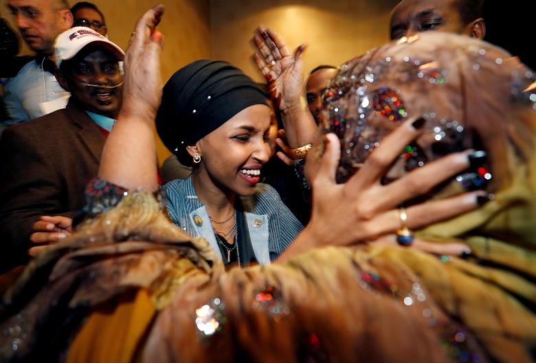 미국 중간선거에서 무슬림 여성 2명이 최초로 연방 하원 입성했다. 지난 11워 6일 일한 오마르 민주당 하원 후보가 중간선거 후 미네소타 미니애폴리스의 선거캠프에서 시어머니의 환영을 받고 있다. [로이터=연합뉴스] 