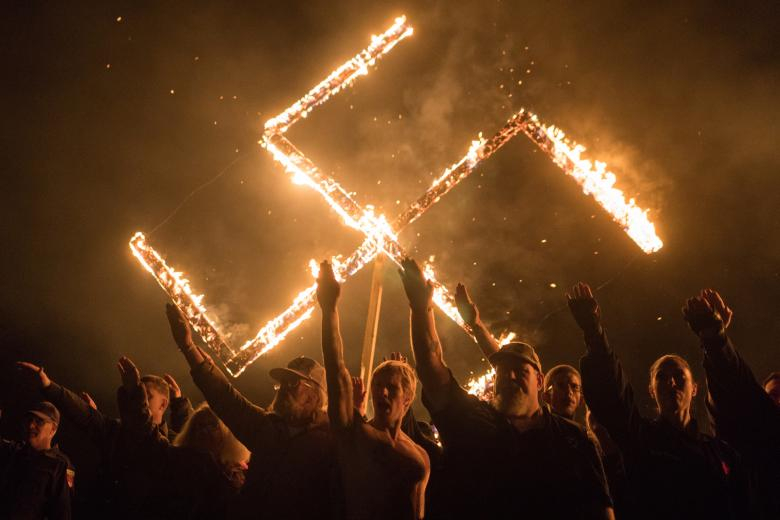 지난 4월 21일 미국의 백인 국가주의 정치 집단 '국가사회주의운동'의 지지자들이 조지아주 모처에서 나치 경례를 하고 있다. [로이터=연합뉴스]