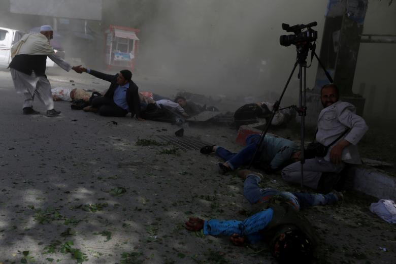 지난 4월 30일 아프가니스탄 카불에서 발생한 자살폭탄테러를 취재하던 기자들이 연이어 발생한 연쇄 자살폭탄테러로 쓰러져 있다. [로이터=연합뉴스]