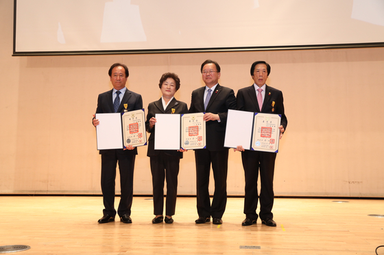 5일 열린 ‘제13회 전국자원봉사자대회’에서 김부겸 행 안 부 장관(왼쪽 세번째)이 훈장 수상자들과 기념 촬영하고 있다. [사진 한국중앙자원봉사센터]