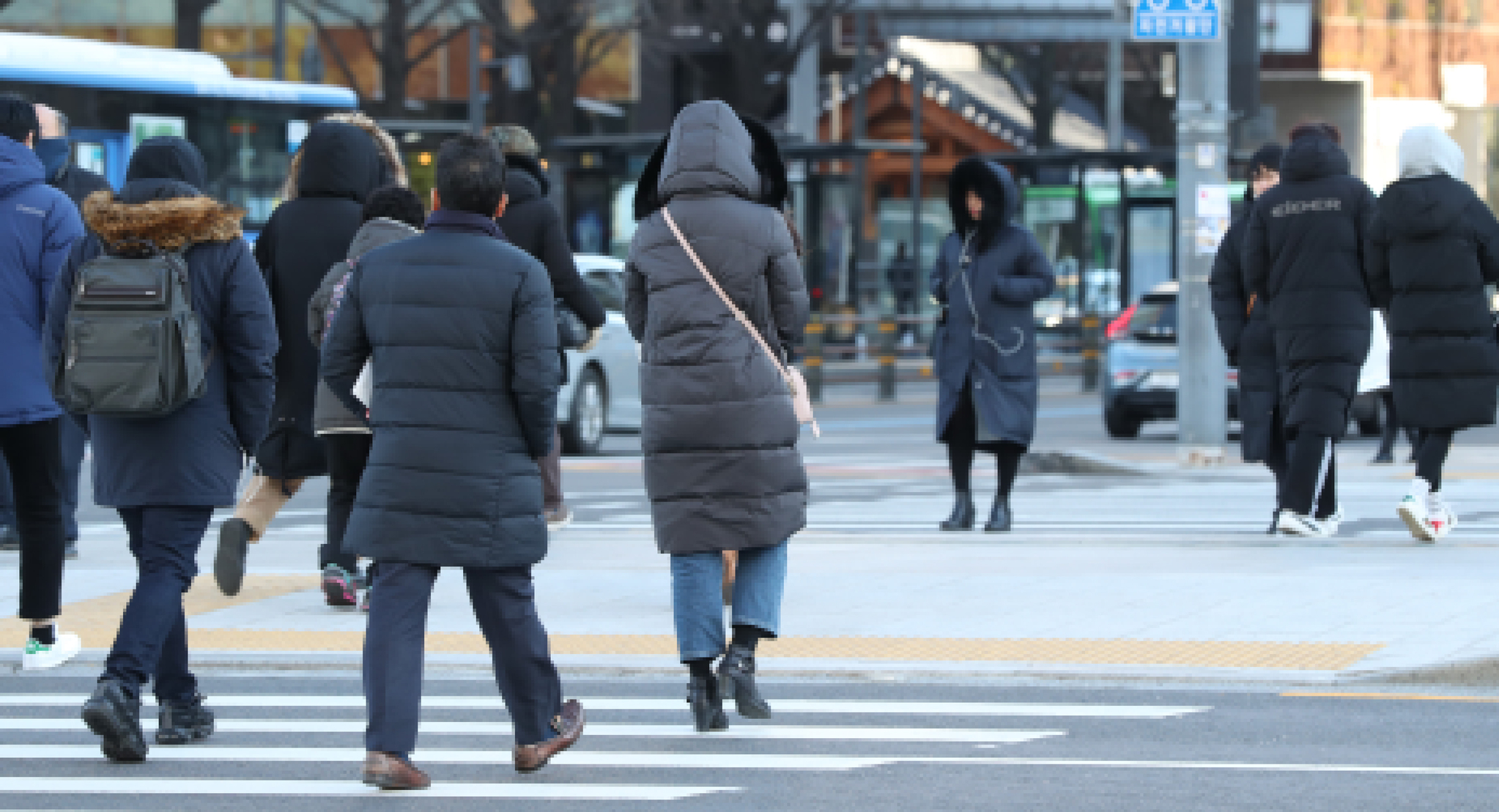 아침 최저기온이 영하 9도까지 떨어진 7일 아침 서울 광화문 사거리에서 시민들이 발걸음을 재촉하고 있다. 우상조 기자