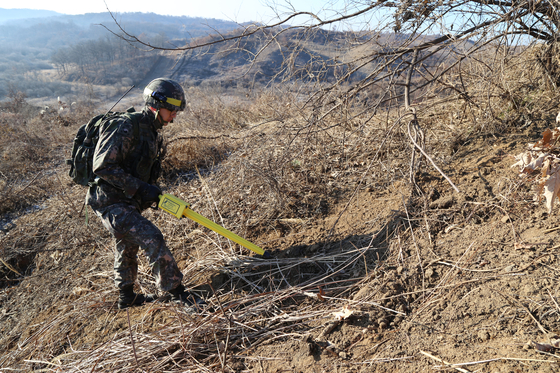 지난 12일 한국군 장병이 시범 철수ㆍ파괴하기로 한 북한군 GP를 검증하고 있다. 이 장병은 지하 갱도의 붕괴 여부를 확인하는 특수장비를 동원했다. 이날 남북은 11곳씩 모두 22곳의 GP를 상호검증했다. [사진 국방부]