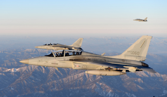 국산전투기 FA-50 편대가 하얀 눈이 뒤덮인 설악산 상공을 비행하고 있다. FA-50은 TA-50 훈련기에 공격임무를 부여해 개조한 전투기다. [사진 공군]