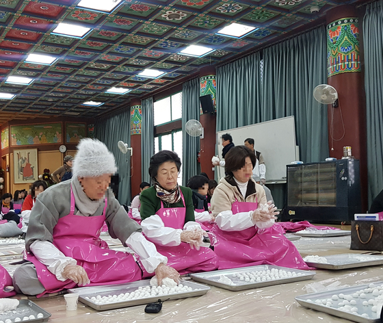 21일 오전 서울 강남구 봉은사에서 동지맞이 팥죽 나눠주기 행사에 쓰일 새알을 빚고 있는 이은재 자유한국당 의원