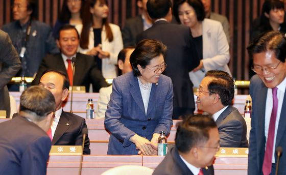 지난해 5월 16일 오전 국회에서 열린 자유한국당 의원총회에 바른정당을 탈당한 뒤 복당한 이은재 의원(가운데)이 복당 후 처음 참석해 인사를 나누고 있다. [연합뉴스]