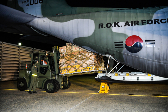 태풍 '위투'로 사이판에 고립된 우리 국민의 이동을 위해 공군 제5공중기동비행단 소속 C-130H가 지난 10월 27일 새벽 김해기지에서 출발했다. 이륙에 앞서 구호품을 수송기에 싣고 있다.[공군제공]