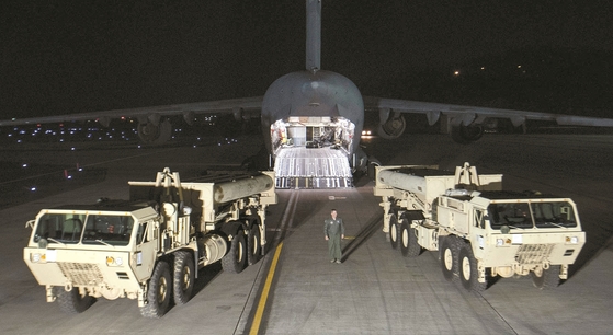 주한미군이 C-17 수송기에 싣고 온 고고도미사일방어(THAAD·사드) 체계의 인터셉터 미사일 발사대 2대 등을 오산 공군기지에 내리고 있다. [사진 주한미군]