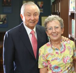 2011년 중앙기독초등학교에서 트루디 여사가 남편 김정환 목사와 함께 서 있다. [사진 김요한 목사]