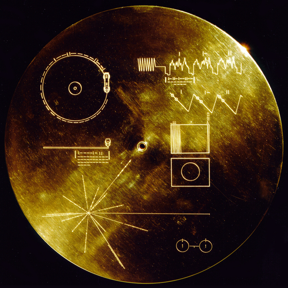 우주 탐사선 보이저호에 실린 12인치 골드 디스크. 지구의 다양한 문화와 인류의 삶을 찍은 사진과 소리를 담았다. [사진 NASA]