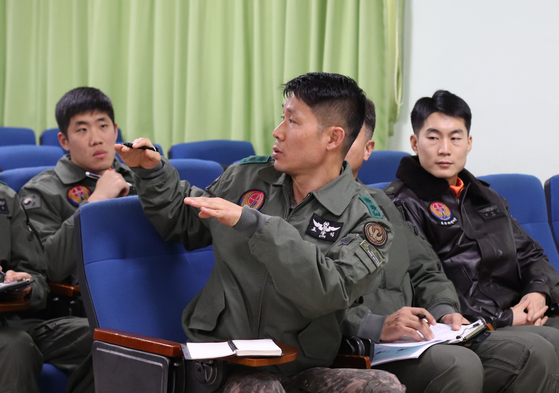 19일 비행에 앞서 901 항공대대장 조광익 중령이 조종사들과 토의하고 있다. [박용한]