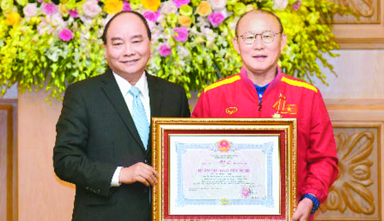 박항서 베트남 축구대표팀 감독(오른쪽)이 21일 응우옌 쑤언 푹 베트남 총리(왼쪽)로부터 우호훈장을 받고 있다. [사진 베트남 정부]