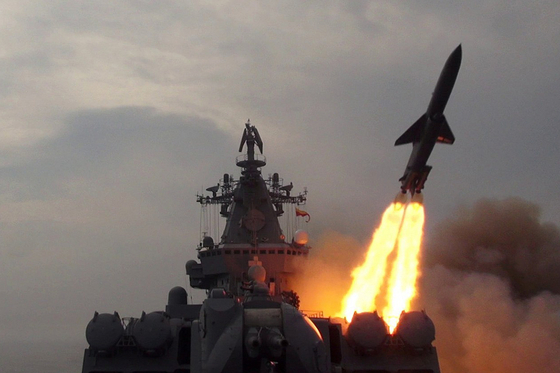 러시아 해군 순양함 바리야그에서 발사되는 샌드박스 초음속 대함미사일. [사진 러시아 국방부]