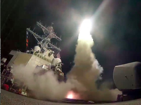 미국은 지난해 4월 화학무기를 사용한 시리아 정부군의 공항을 향해 지중해에서 토마호크 미사일 수십기를 발사해 폭격했다. [AP]