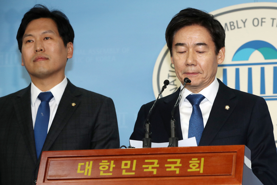 무소속 이용호 의원(오른쪽)과 손금주 의원이 지난해 12월 28일 서울 여의도 국회 정론관에서 더불어민주당 입당을 밝히는 기자회견을 하고 있다. [뉴스1] 