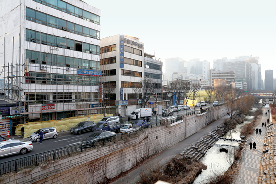 18일 오후 철거 가림막이 설치된 서울 중구 을지로 일대. 장진영 기자 