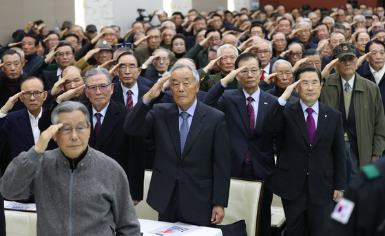 지난해 11월 21일 서울 뮤지엄웨딩홀에서 '안보를 걱정하는 예비역 장성 일동' 주최로 열린 9.19 남북군사합의 국민 대토론회에서 참석자들이 국기에 대한 경례를 하고 있다. [연합뉴스]