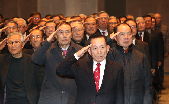 지난 30일 오후 서울 종로구 프레스센터에서 열린 '대한민국수호 예비역 장성단 출범식'에서 참석자들이 국민의례를 하고 있다. [연합]