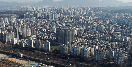 가격이 오르길 기다릴지, 지금이라도 팔아야할지. 갈아타기 과정에 기존 집과 옮겨갈 집 모두에 양다리를 걸치고 있는 일시적 2주택자들의 고민이 깊어지고 있다.  