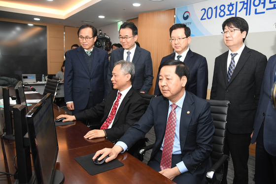 8일 서울 중구 한국재정정보원에서 열린 2018 회계연도 총세입·세출 마감행사에서 구윤철 기획재정부 차관(앞줄 오른쪽)이 총세입·세출 마감 버튼을 누르고 있다. [기획재정부] 