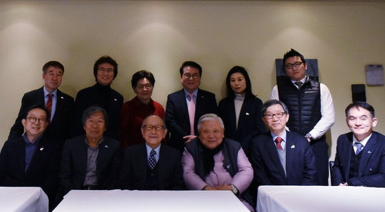 더미라클라스 조찬강연회 참석자들. 아랫줄 왼쪽에서 세 번째가 김형석 교수다. [사진 푸르메재단]