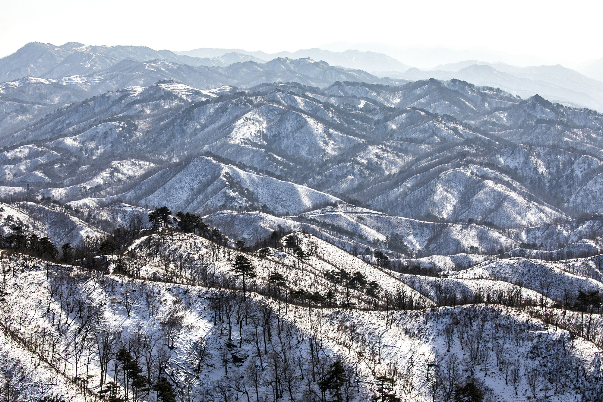 고성 GP에서 바라본 북측모습. 금강산 자락, 해금강 그리고 선녀와 나무꾼 이야기가 전해지는 감호 호수 등이 보인다. 사진공동취재단