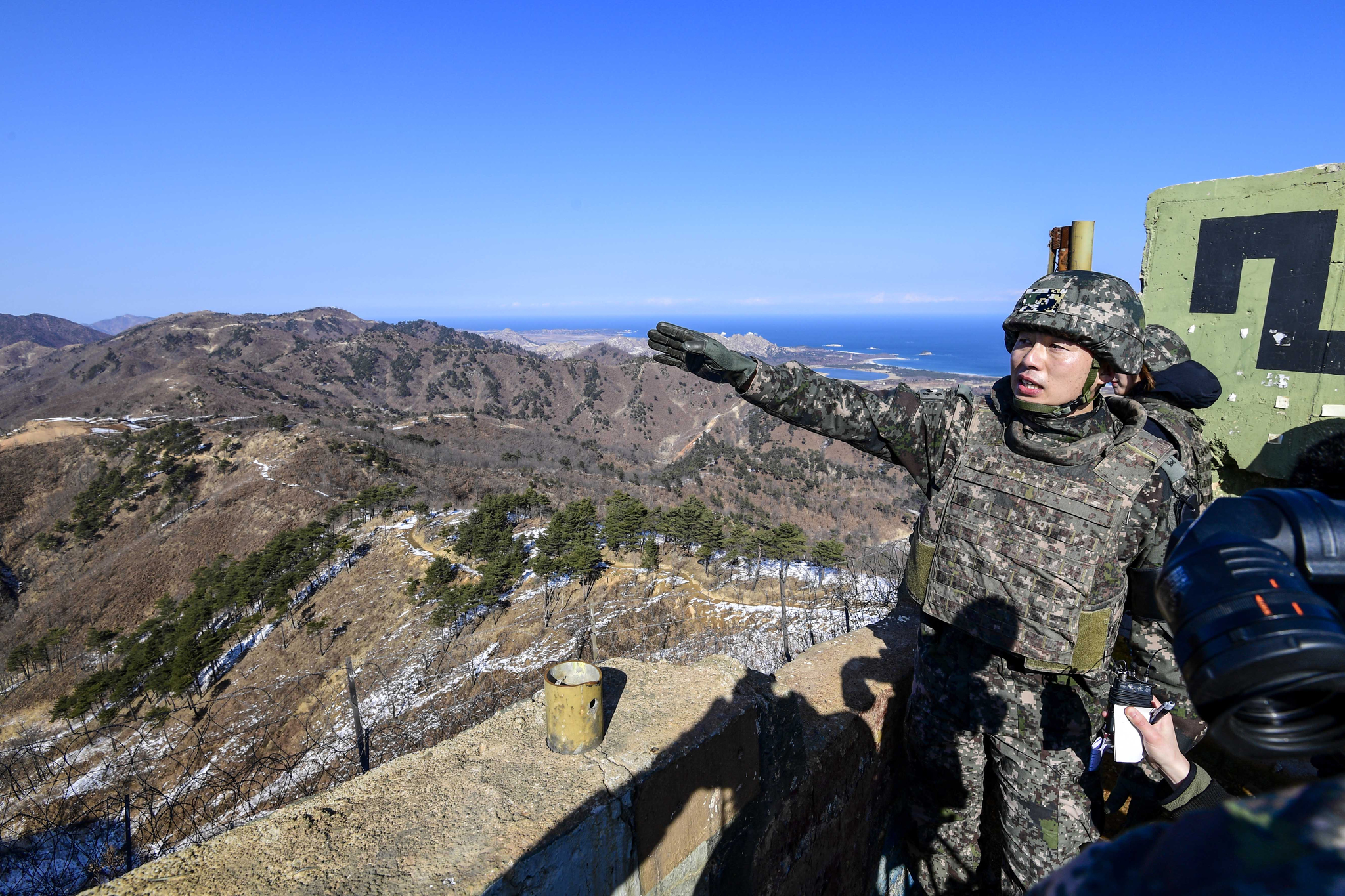 지난 13일 '9.19 군사합의' 이행에 따라 시범철수된 강원도 고성 GP에서 군 관계자가 북한군이 철수한 GP 자리를 설명하고 있다. 사진공동취재단