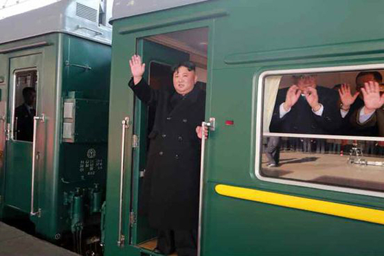 김정은 북한 국무위원장이 베트남 하노이에서 열릴 제2차 북미정상회담 참석을 위해 평양에서 출발했다고 노동신문이 24일 보도했다. 객차의 번호가 없다. [사진 뉴스1]