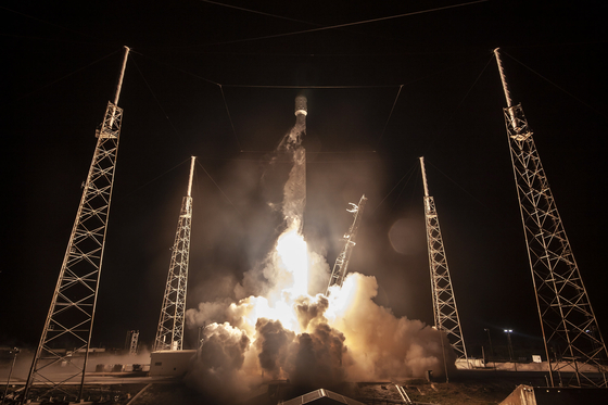 지난 22일 미국 플로리다 주 케이프커내버럴 공군기지 내 케네디 우주센터에서 스페이스X의 팰컨 9 로켓이 이스라엘 비영리 민간단체 '스페이스일(SpaceIL)'의 달 착륙 탐사선을 쏘아올리고 있다. [사진 EPA=연합뉴스]