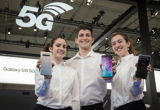 MWC 개막을 이틀 앞둔 23일(현지시간), 모델들이 삼성전자 최초 5G 스마트폰 '갤럭시 S10 5G'를 소개하고 있다. 사진 삼성전자 