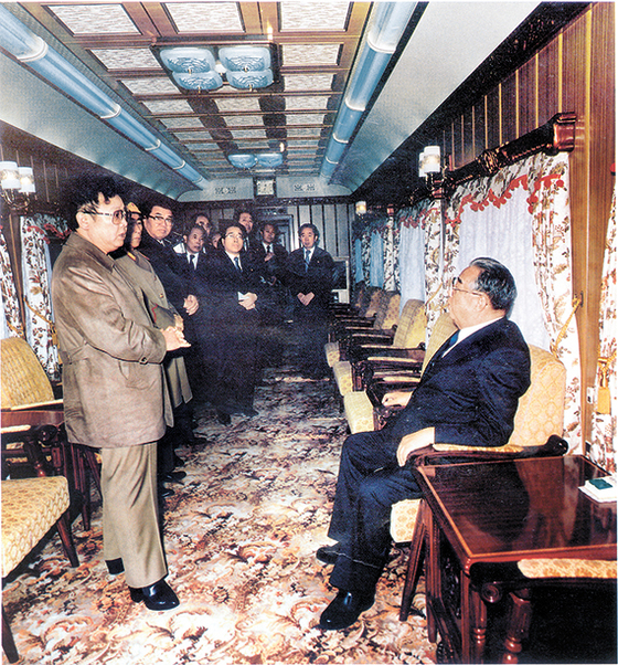 김일성 주석의 특별열차 내부. 김정일 국방위원장(왼쪽)이 1989년 11월 중국을 방문하는 김일성 당시 주석(오른쪽)의 특별열차에 올라 환송하고 있다. [중앙포토]
