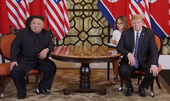 28일(현지시간) 도널드 트럼프(오른쪽) 미국 대통령과 김정은(왼쪽) 북한 국무위원장이 베트남 하노이의 소피텔 레전드 메트로폴 호텔에서 회담 도중 심각한 표정을 하고 있다. [연합뉴스]