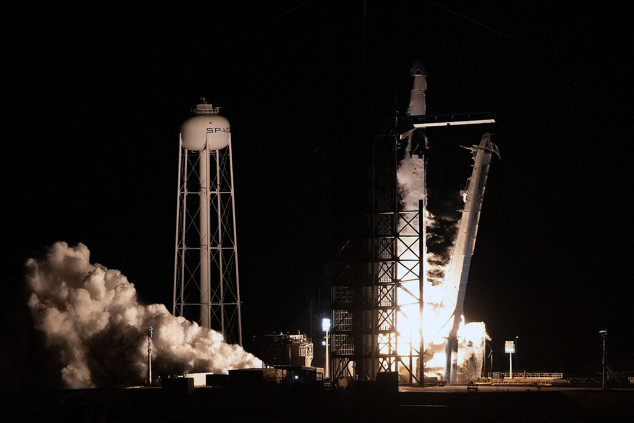 크루 드래곤을 실은 팰컨9 로켓이 지난 2일 케네디 우주센터에서 발사되고 있다.[AFP=연합뉴스]