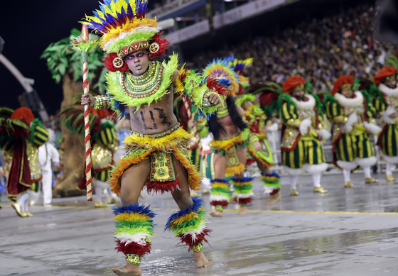 지난 2일 브라질 상파울로 삼보드로무에서 펼쳐진 카니발 축제.[AP=연합뉴스]