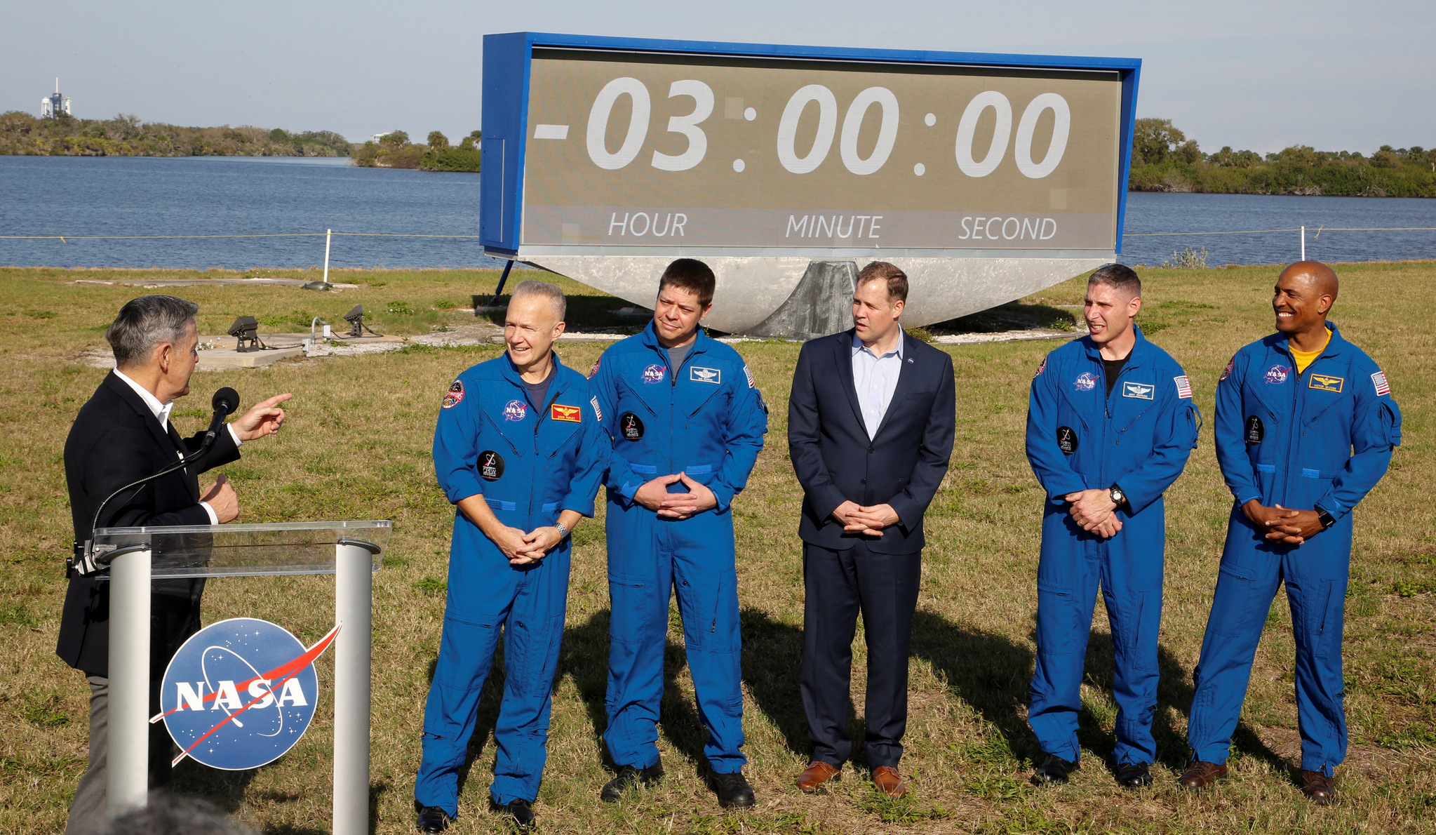 밥 캐버너 케네디 우주센터장이 지난 1일 발사를 앞두고 NASA 우주비행사들과 함께 기자회견을 하고 있다.[로이터=연합뉴스]