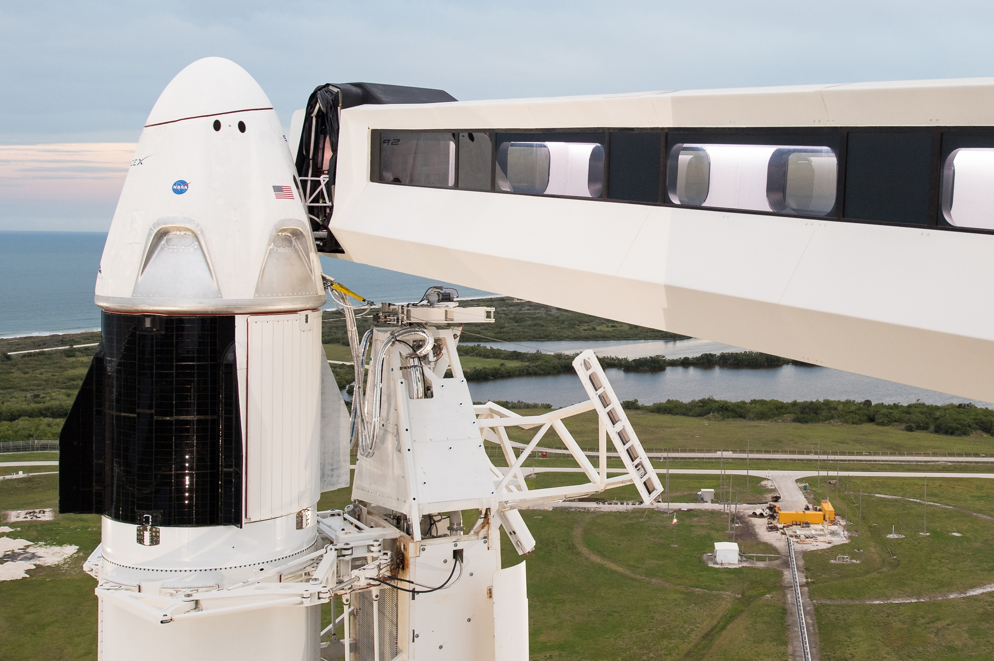 스페이스X의 '크루 드래곤(왼쪽 상단부)'이 지난1일 미국 플로리다주 케네디우주센터 39A발사장에 자리잡은 팰컨9 로켓의 상단부에 위치해 있다.오른쪽 연결통로로 우주비행사가 캡슐로 직접 탑승할 수 있다.[UPI=연합뉴스] 