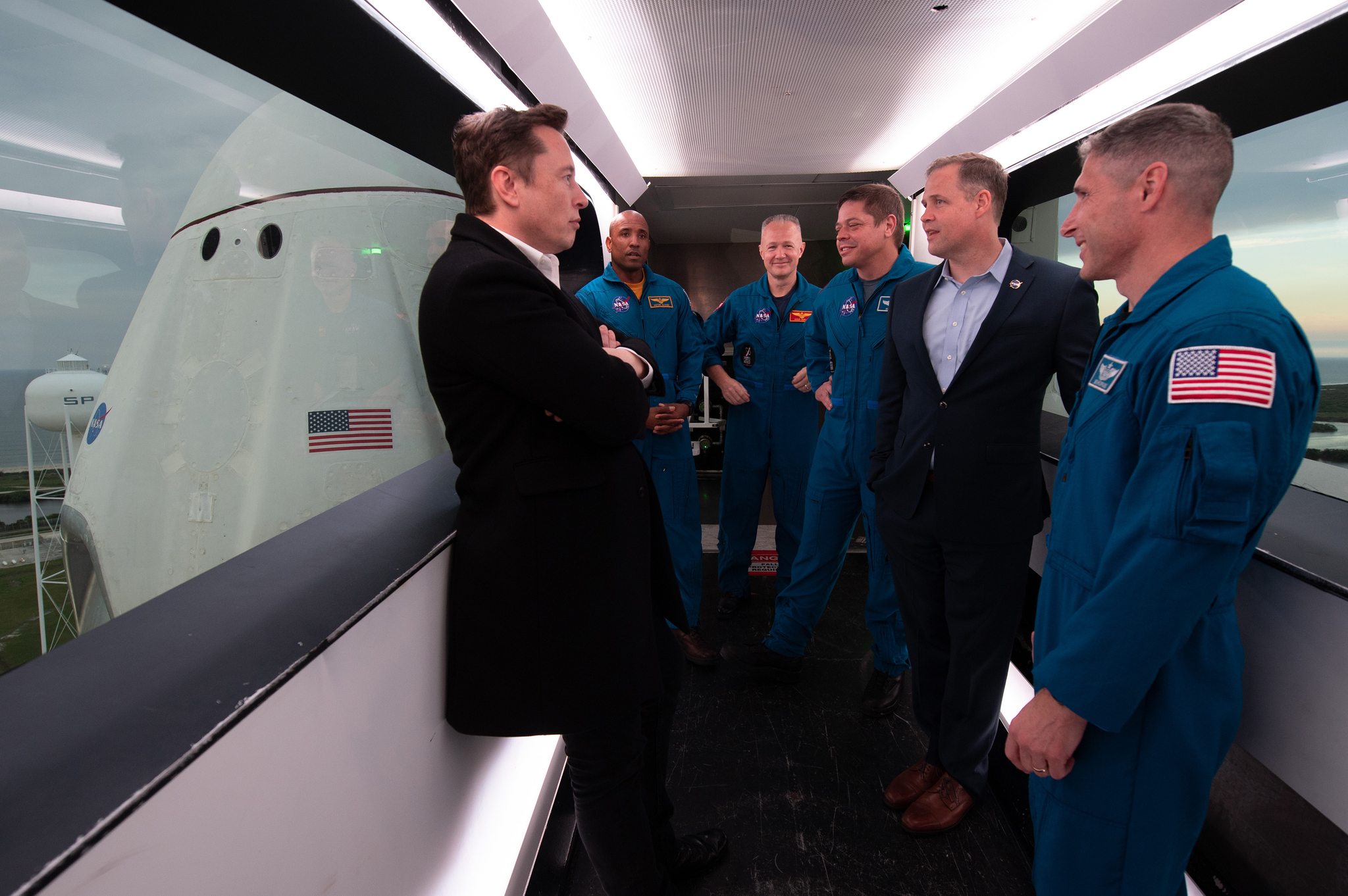 스페이스X의 CEO 일론 머스크(왼쪽)가 지난 1일 크루 드래곤과 연결된 탑승 연결통로에서 NASA 우주비행사들과 이야기를 하고 있다. 우주비행사들은 시험비행이 무사히 끝나면 오는 7월 크루 드래곤을 타고 비행에 나선다.[사진 NASA] 