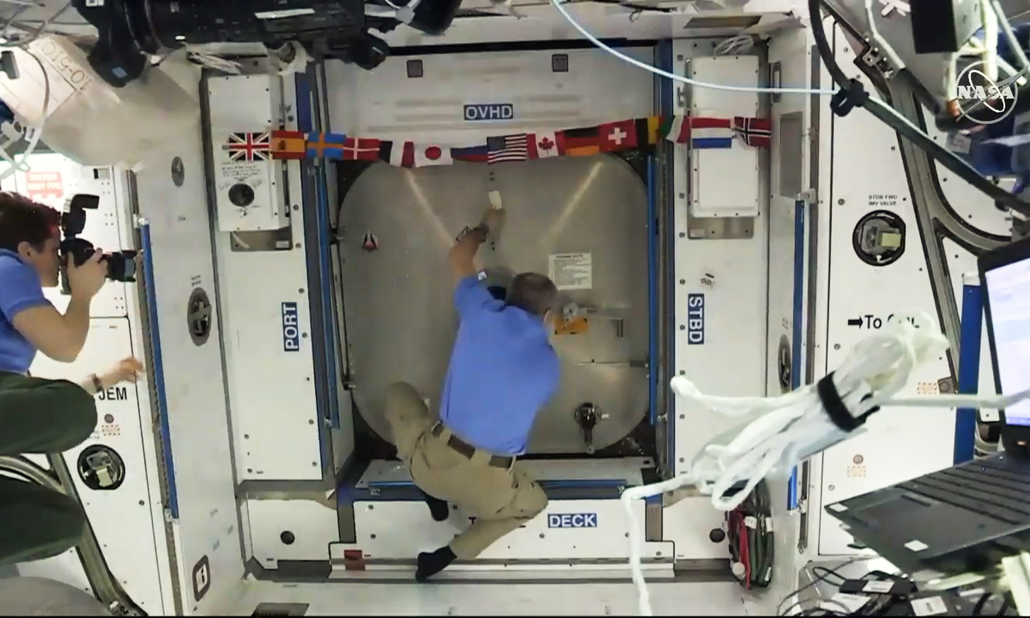 국제우주정거장 관계자들이 크루 드래곤에 진입하기 위해 해치를 열고 있다. [사진 NASA]