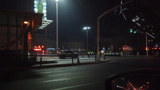 지난달 23일 김정은 북한 국무위원장 전용열차가 정차한 단둥역사 앞을 경찰특공대가 지키고 있다. 신경진 기자