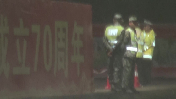 지난달 26일 새벽 중국 광시좡족자치주 국경도시 핑샹시 역사 앞을 군복을 입은 국경경비대와 경찰이 지키고 있다. 신경진 기자